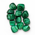 Gruppo di pietre di malachite burattata su fondo bianco