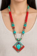 Collana Khampa tibetana indossata