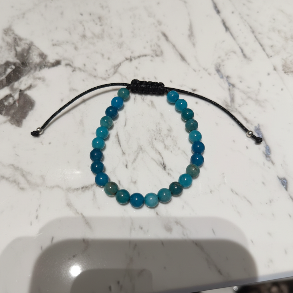 Bracciale agata colorata flatlay su marmo bianco