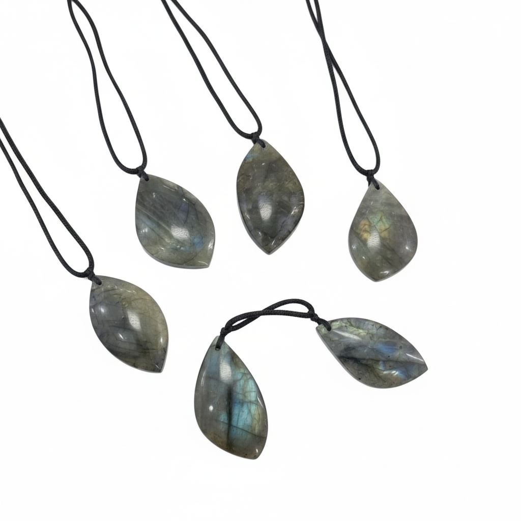 Collana Fiamma Labradorite sfondo bianco
