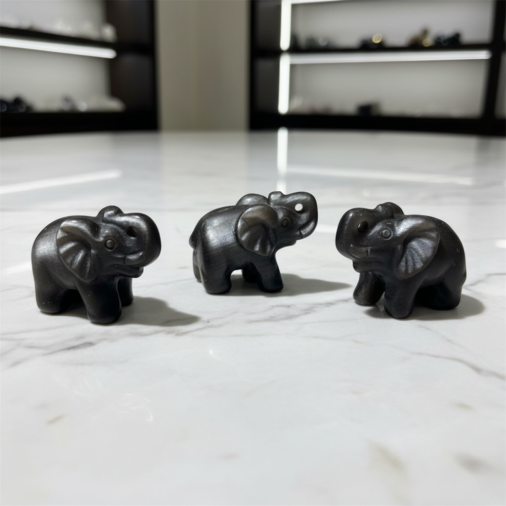 Mini Elefante Ossidiana Silver Sheen su marmo bianco