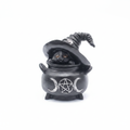 Statuina gatto Wicca con cappello nero in resina su sfondo bianco