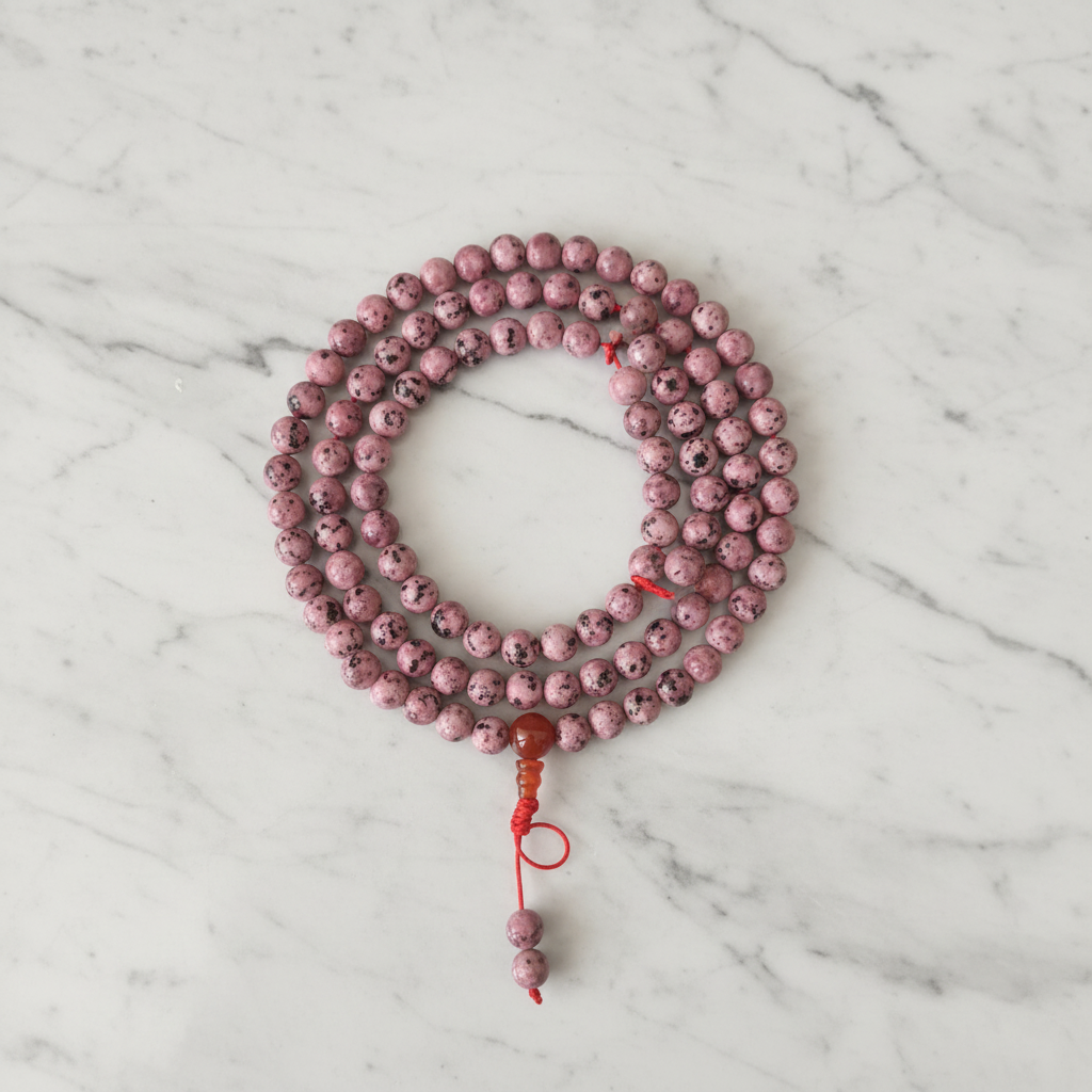 Japamala apatite africana rosa - flatlay su marmo