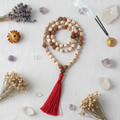 Japamala teschio howlite rudraksha - composizione fiori e cristalli
