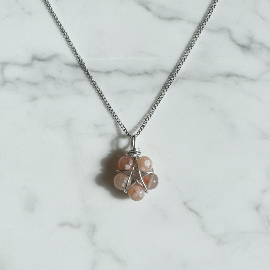 Collana Pentacolo Agata Sakura - flatlay su marmo