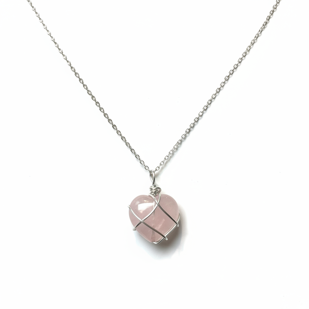 Collana Cuore Quarzo Rosa sfondo bianco