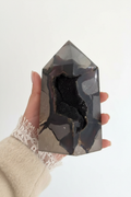 Obelisco di septaria tenuto in mano
