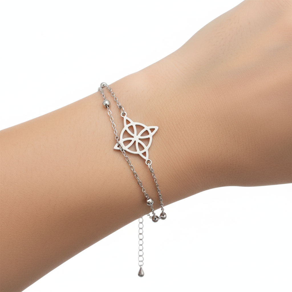 Bracciale Nodo Strega indossato - sfondo bianco