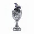 Statuina gatto Wicca con cappello viola nel calice su sfondo bianco