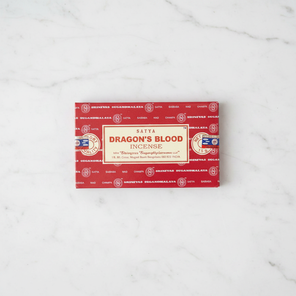 Satya Dragon's Blood incensi - flatlay su marmo