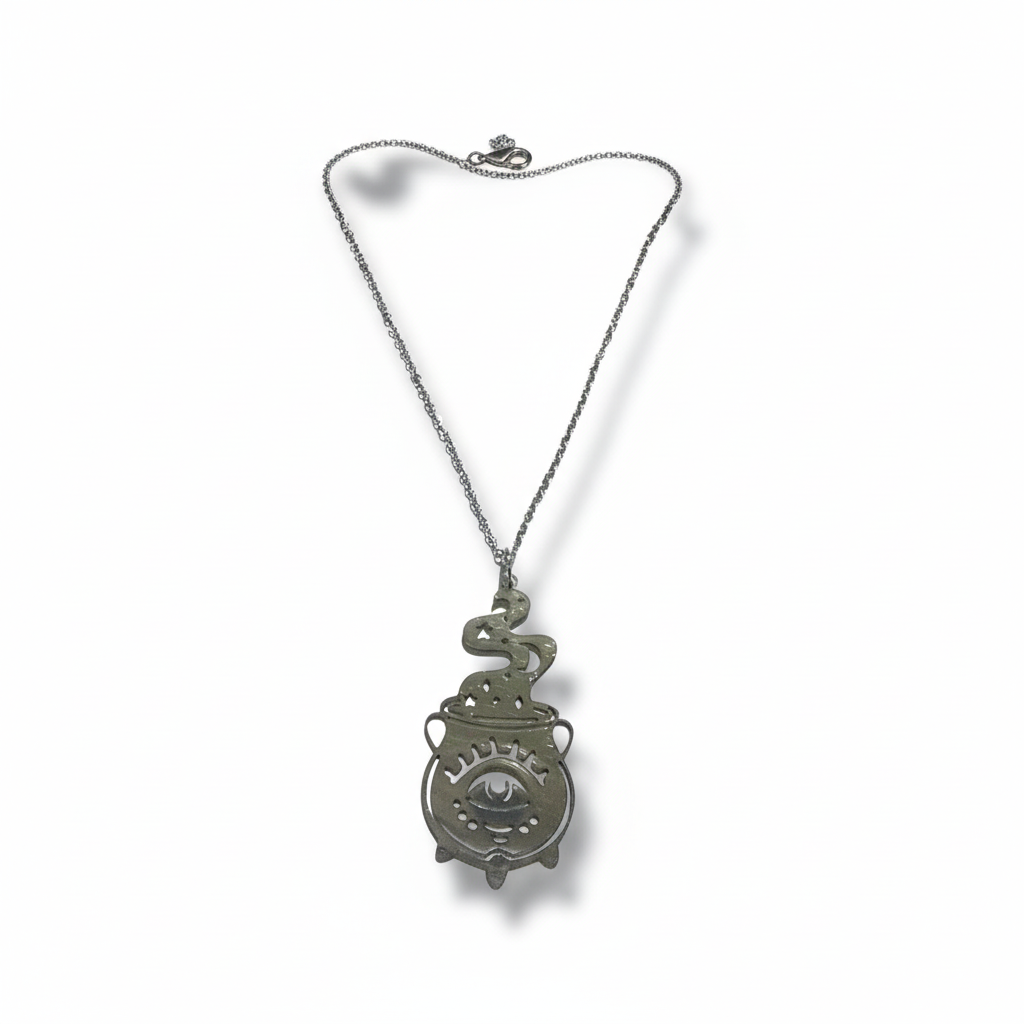 Collana Calderone Magico con Occhio flat lay sfondo bianco