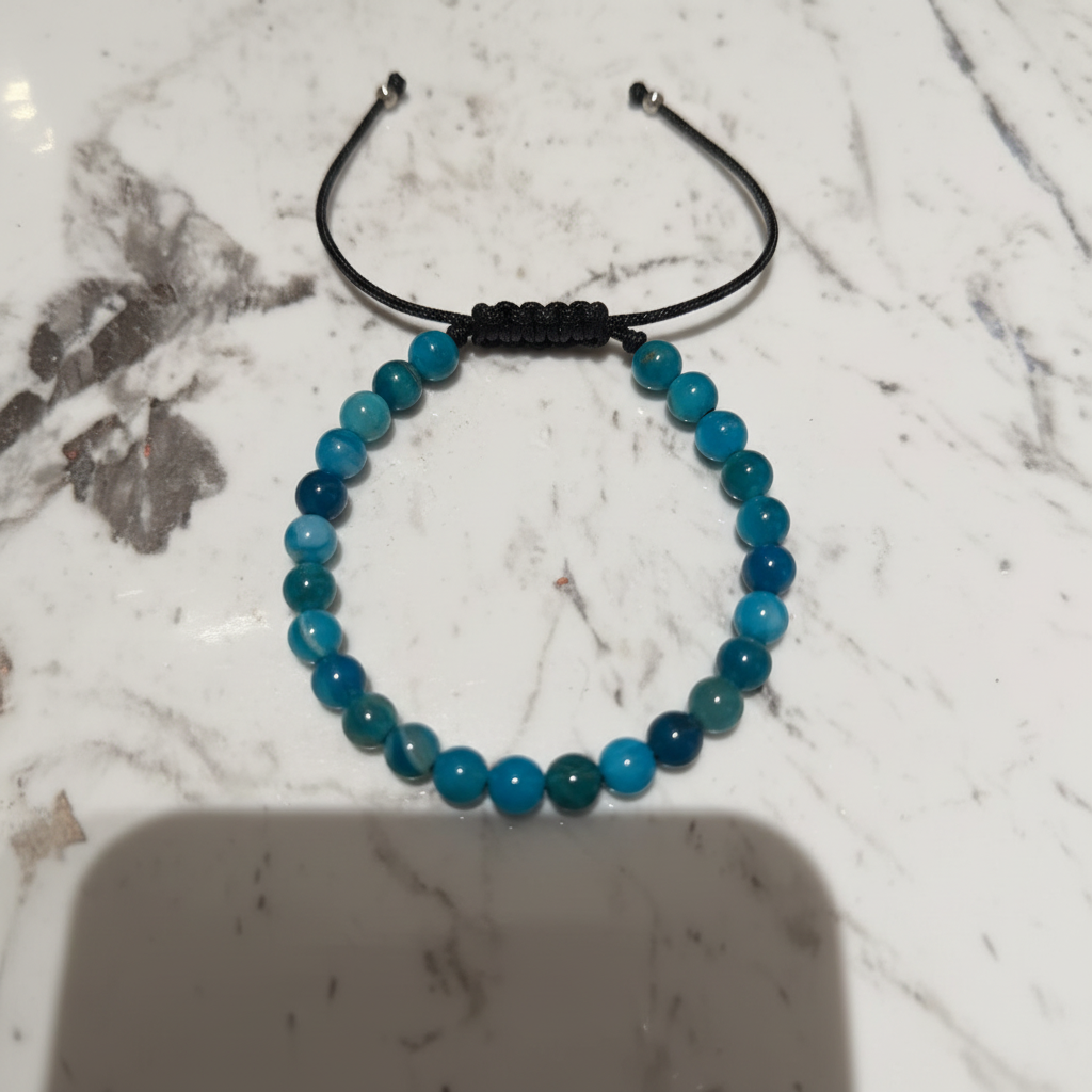 Bracciale agata colorata top-down su marmo