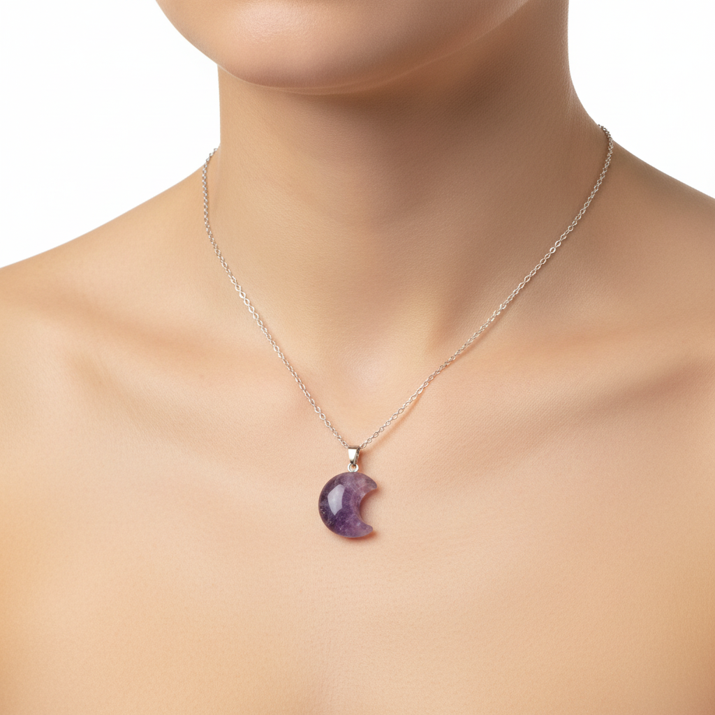 Collana Luna Ametista indossata - luce naturale