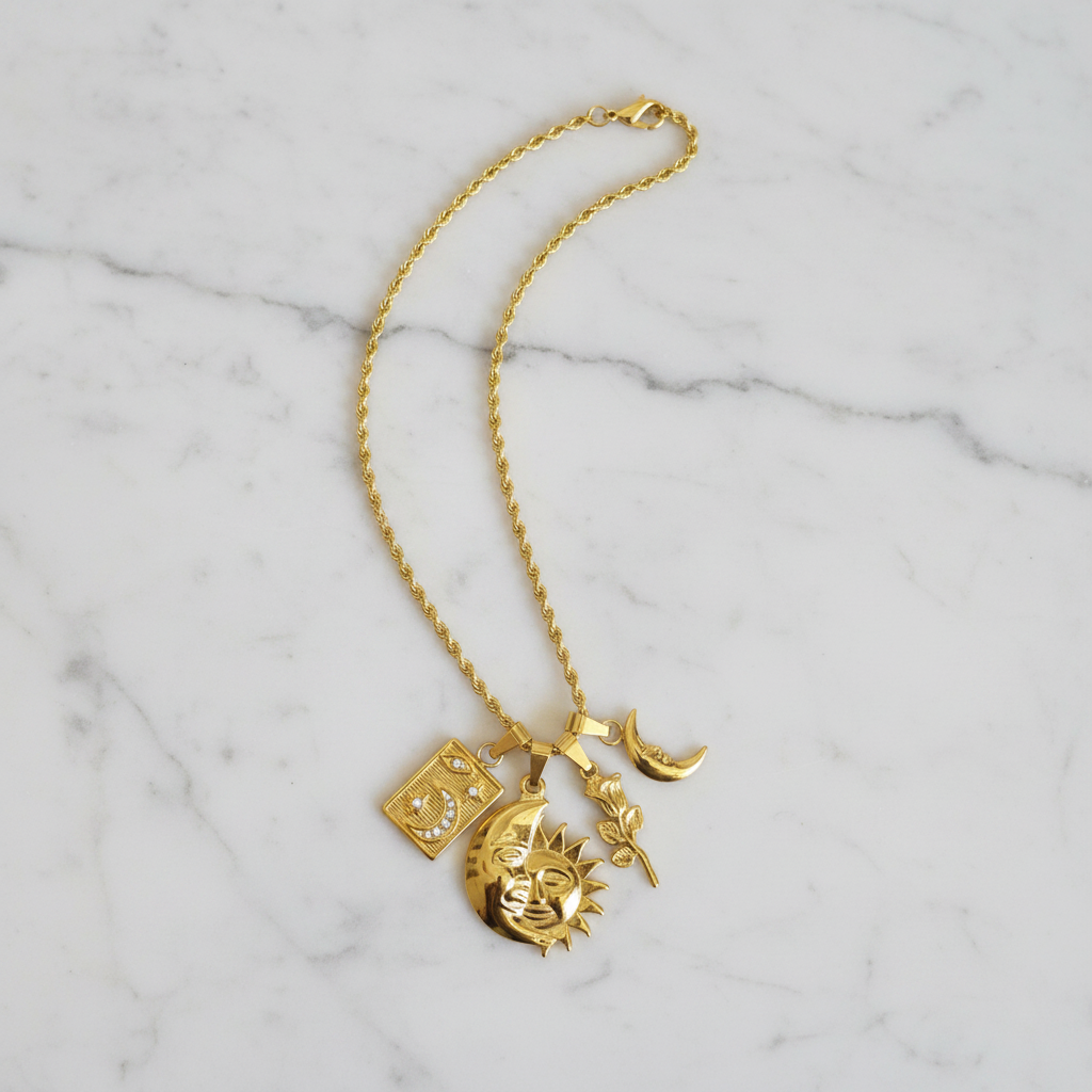 Astralys collana talismanica dorata - flatlay su marmo