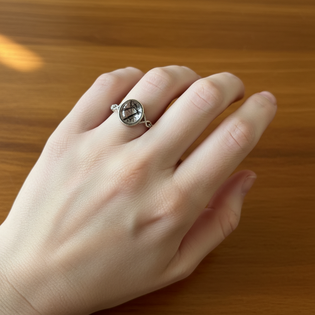 Anello quarzo tormalinato lifestyle indossato