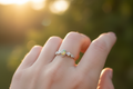Anello opale etiope indossato - outdoor