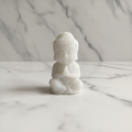 Buddha giada bianca non lucidata - flatlay su marmo