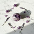 Sfera Ametista Chevron 4cm flat lay marmo con ametista e lavanda