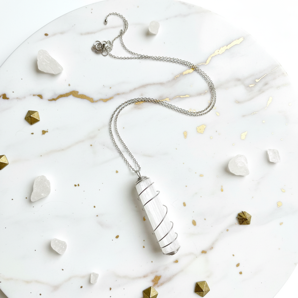 Collana Gabbia Selenite su marmo bianco