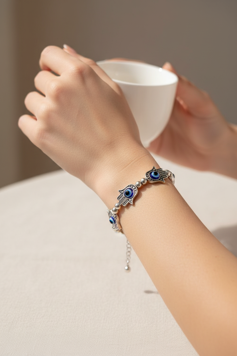 Bracciale Mano di Fatima Occhio di Nazar - lifestyle indossato al polso