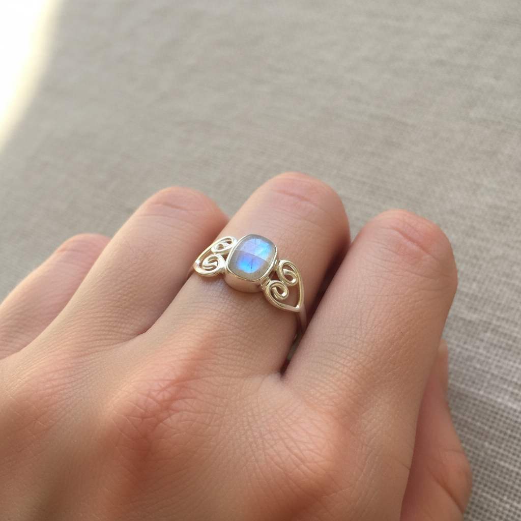 Anello labradorite bianca argento lifestyle indossato