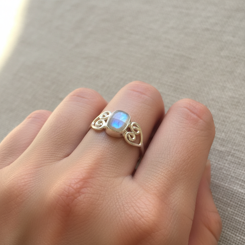 Anello labradorite bianca argento lifestyle indossato