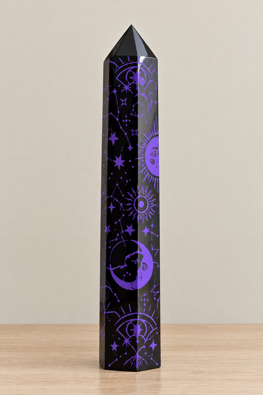 Obelisco ossidiana serigrafato viola su legno chiaro