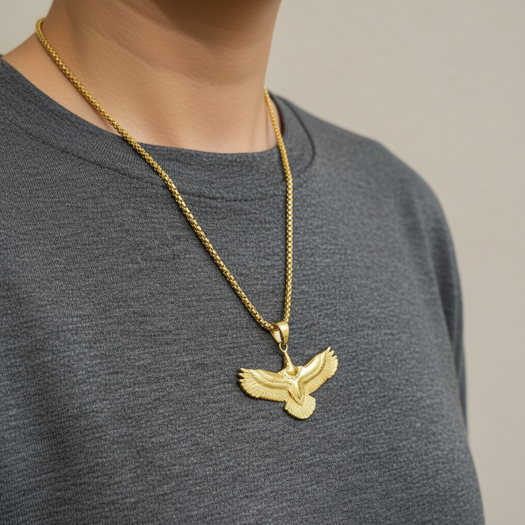 Collana aquila in volo gold indossata al collo