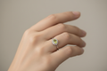 Anello peridoto zirconi indossato - luce naturale