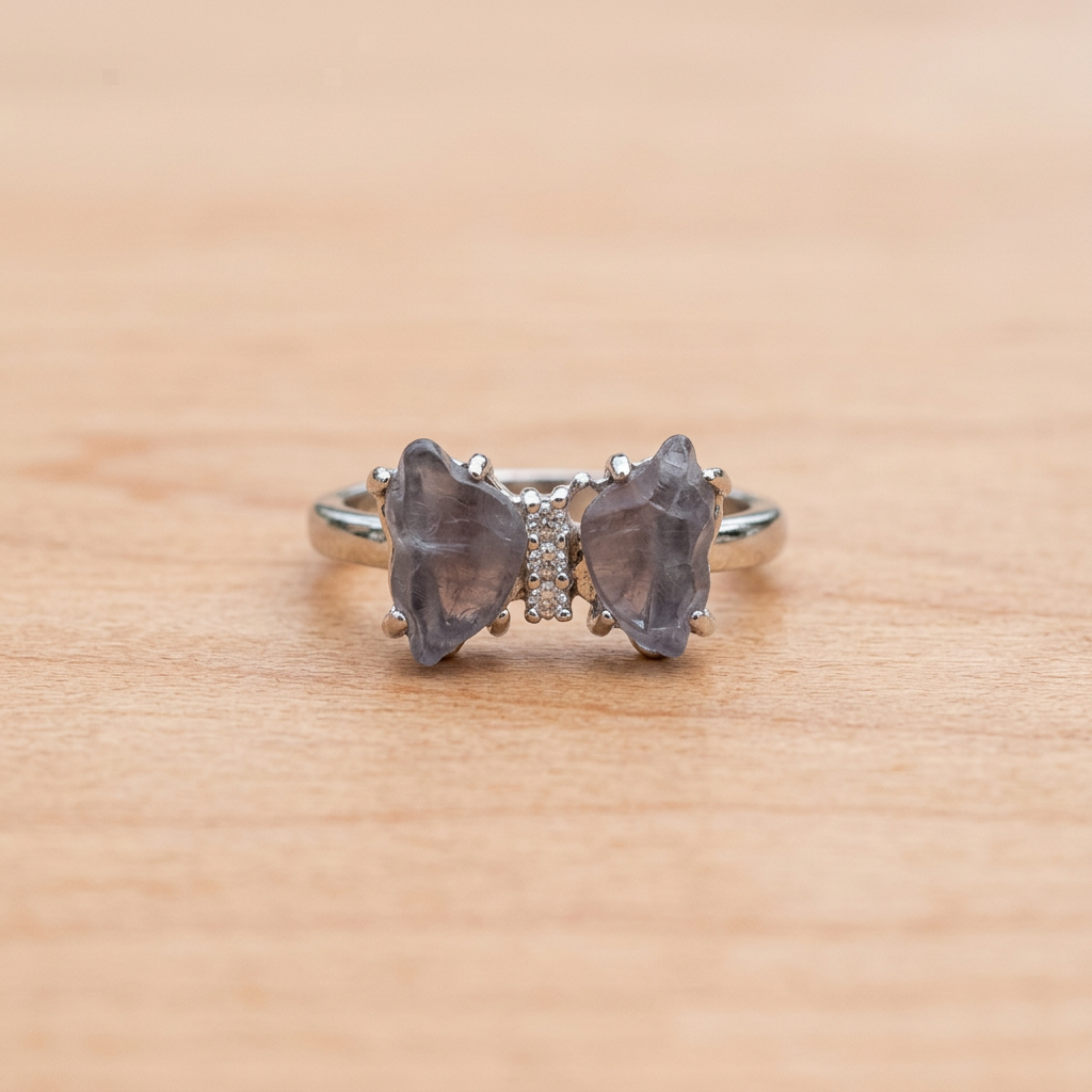 Anello farfalla 318 su legno chiaro