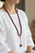 Mala diaspro rosso indossata come collana