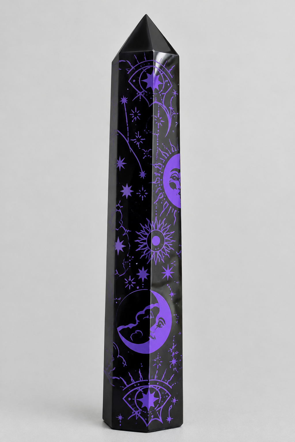 Obelisco ossidiana serigrafato viola su grigio chiaro