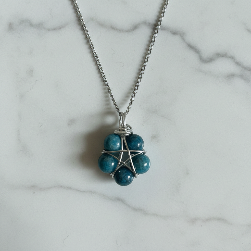 Collana Pentacolo Apatite - flatlay su marmo