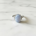 Anello agata blue lace flatlay marmo variante angolo