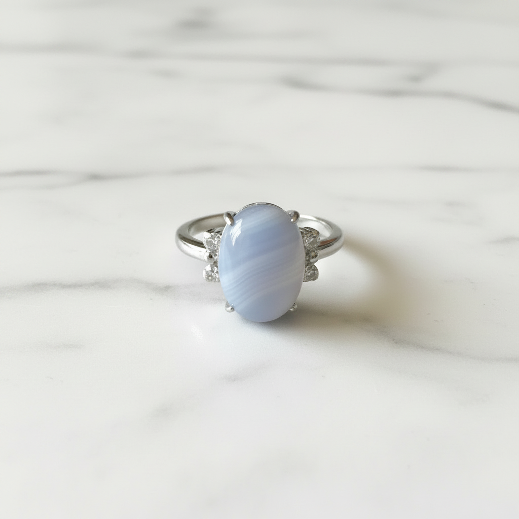 Anello agata blue lace flatlay marmo variante angolo