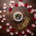 Ciotola di selenite flat lay con cristalli petali e tarocchi