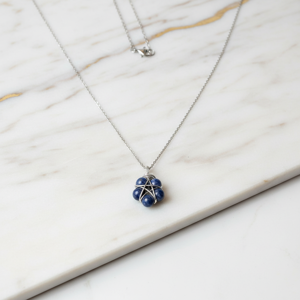 Collana Pentacolo su marmo bianco