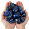 Sodalite burattata - mano con le pietre