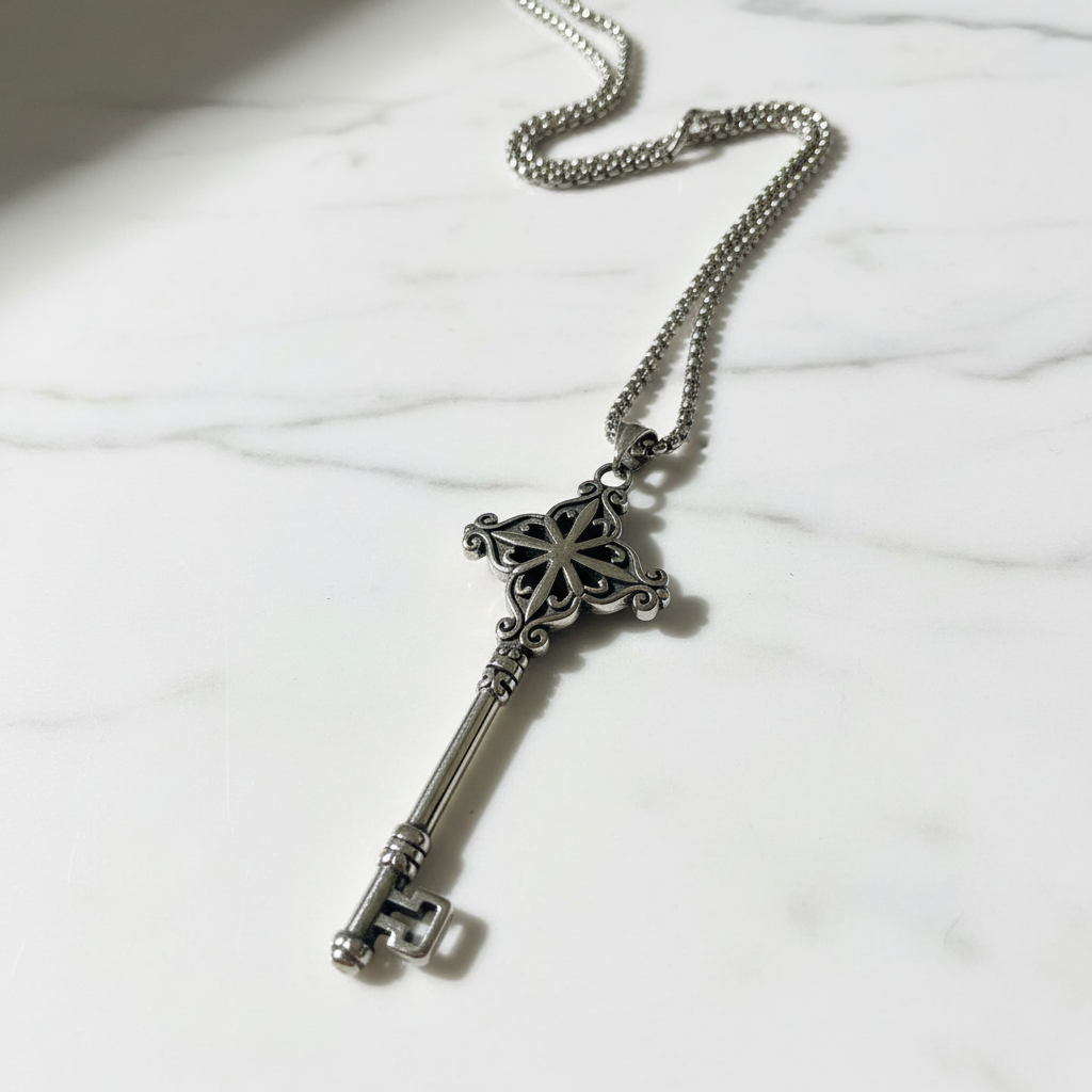 Collana Chiave Gotica Grande su marmo bianco