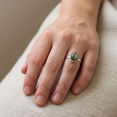 Anello labradorite verde argento lifestyle indossato