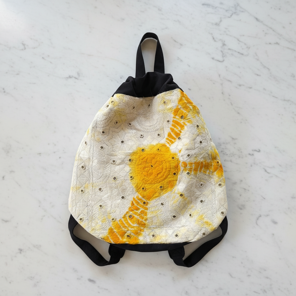 Zaino cotone indiano flatlay su marmo bianco