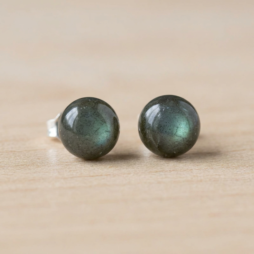 Orecchini in labradorite verde su legno
