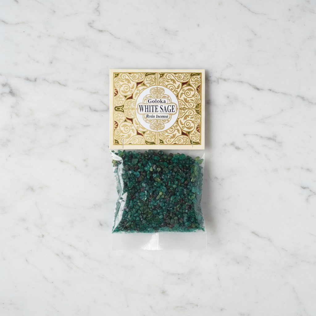 Resina salvia bianca Goloka - flatlay su marmo