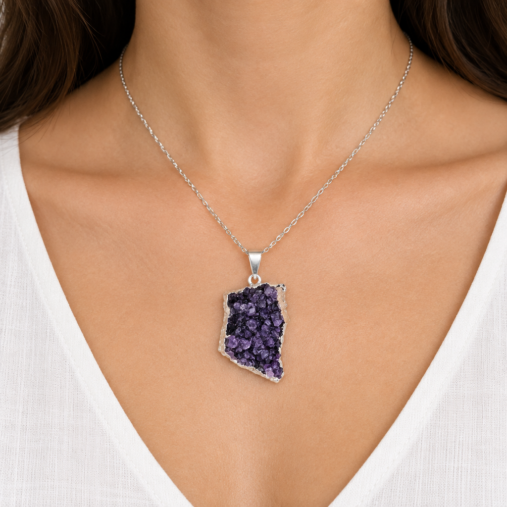Collana con druzy di ametista indossata