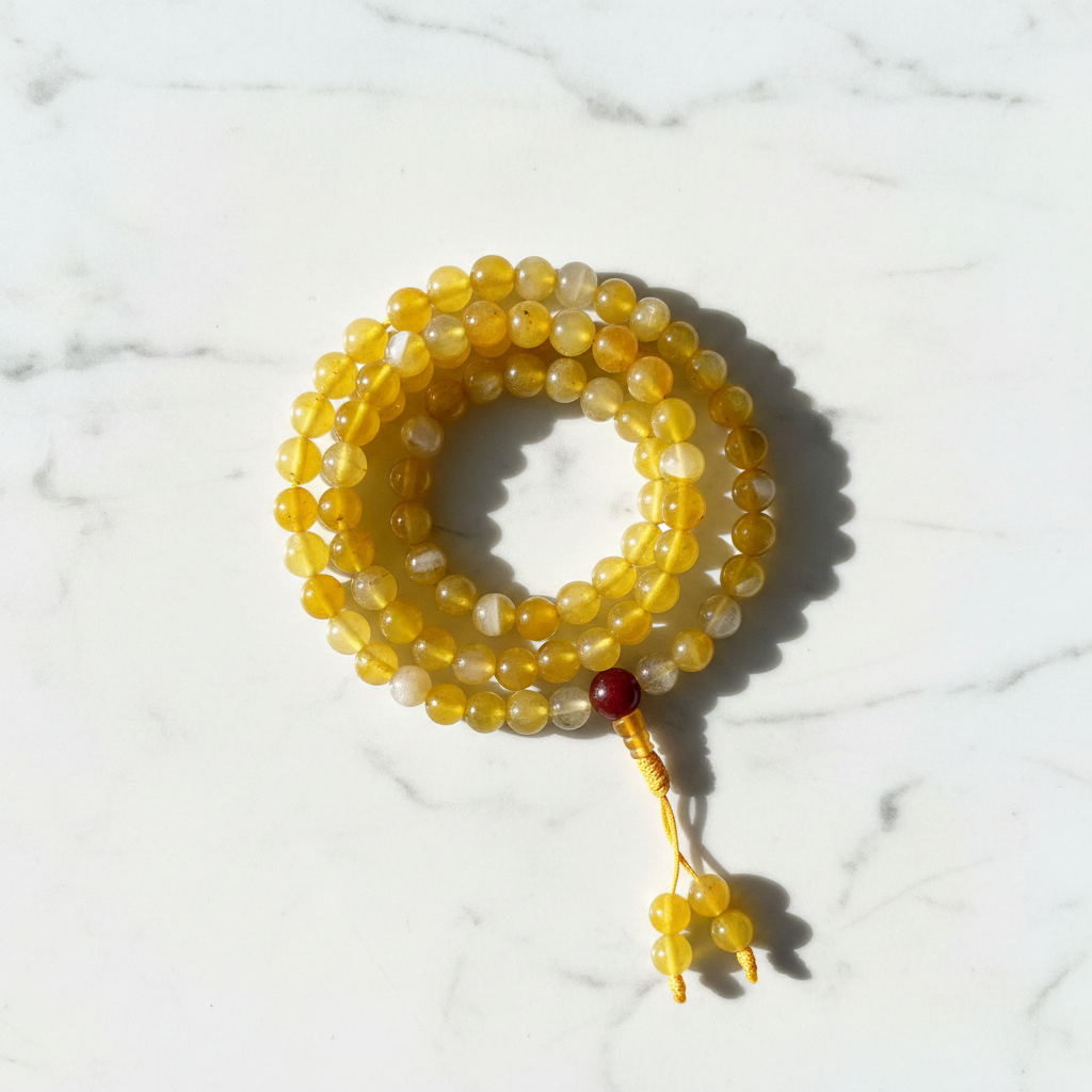 Mala tibetano agata gialla - flatlay su marmo