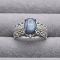 Anello con cianite 322 su velluto grigio