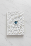 Grimorio Occhio di Drago Bianco - flatlay su marmo