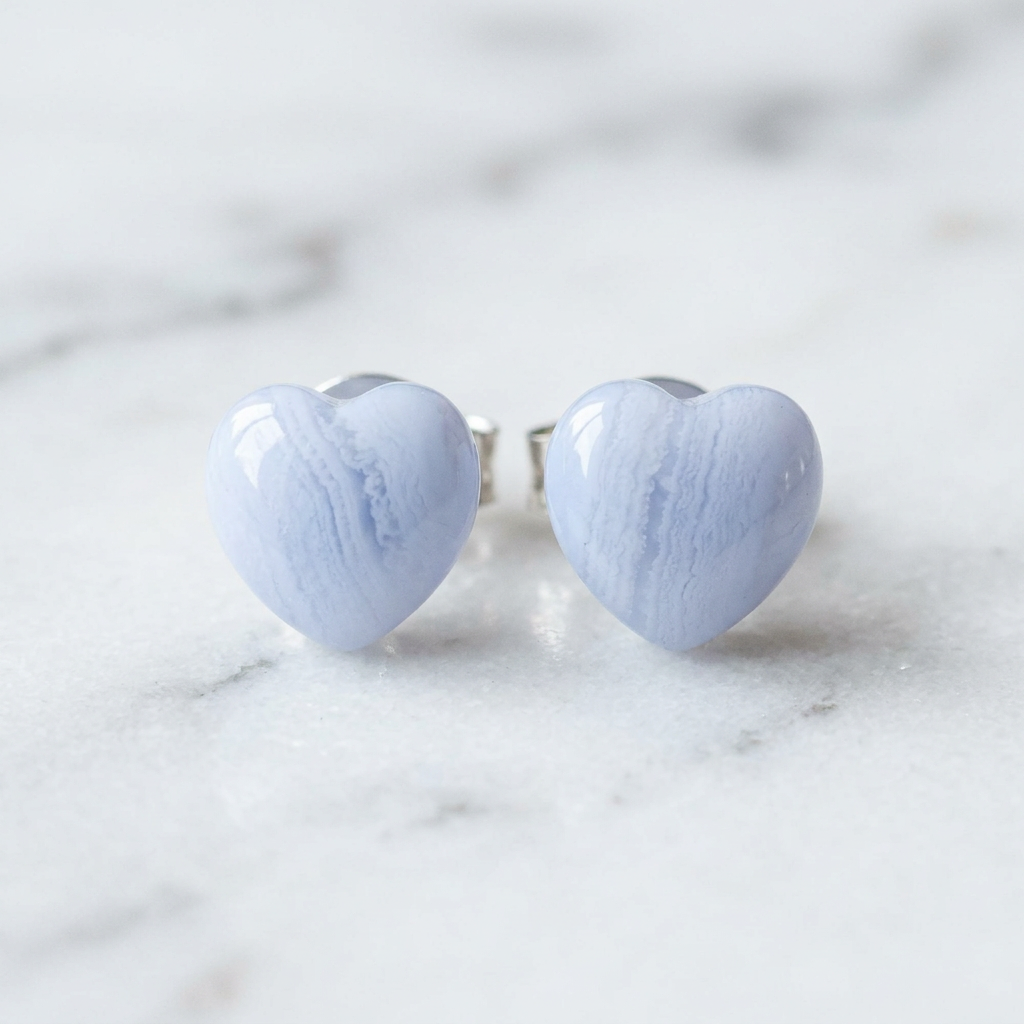 Cuoricini in agata Blue Lace su marmo