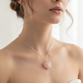 Collana Cuore Quarzo Rosa indossata al collo