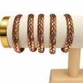 Bracciali con motivo a foglie sull’espositore, sfondo bianco